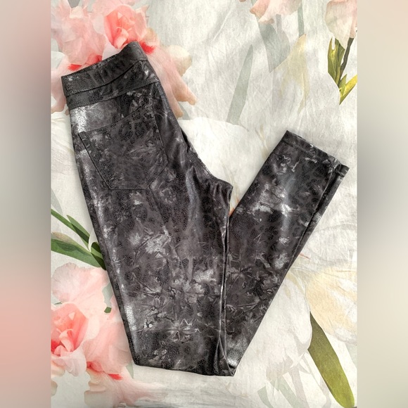 ❗️CLEAROUT❗️ NWT! HUE SILVER crackle snake print JEAN LEGGINGS - real pockets XS - Picture 3 of 5